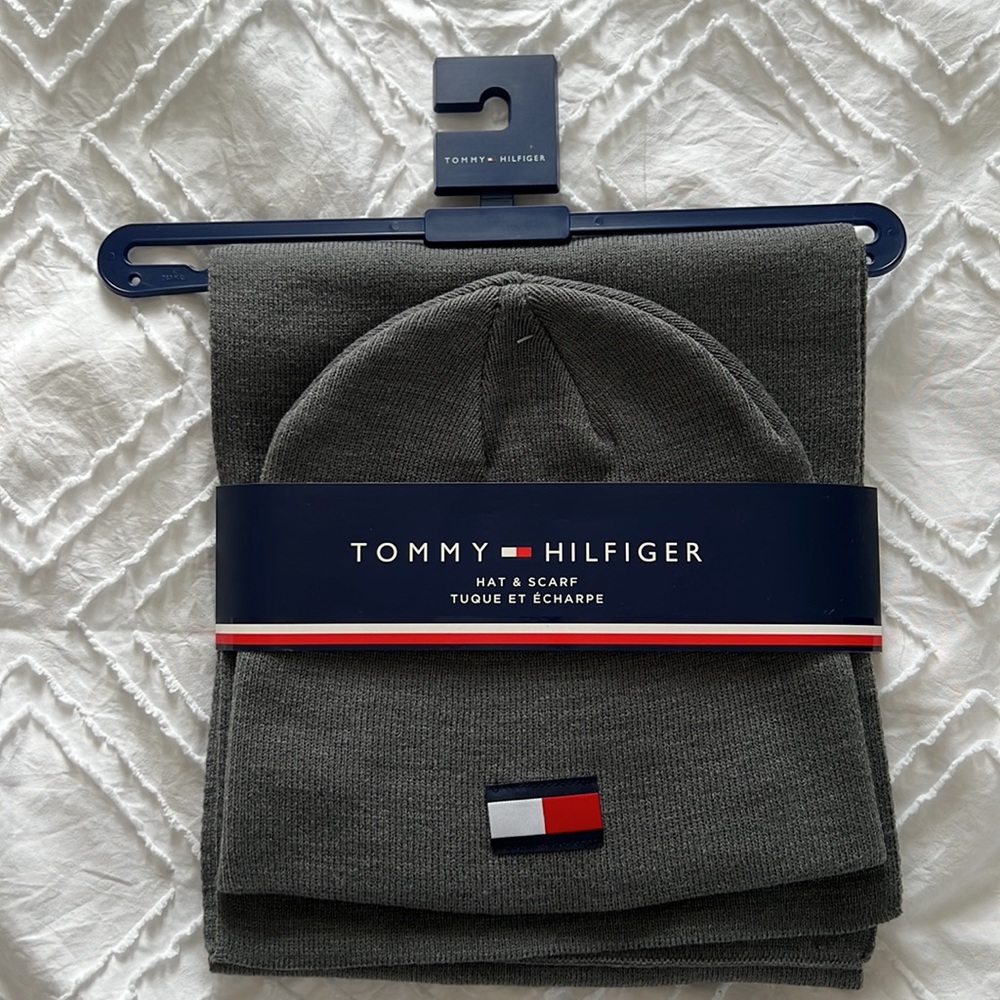 Tommy Hilfiger 2-Piece Logo Beanie & Scarf Set - Picture 1 of 7